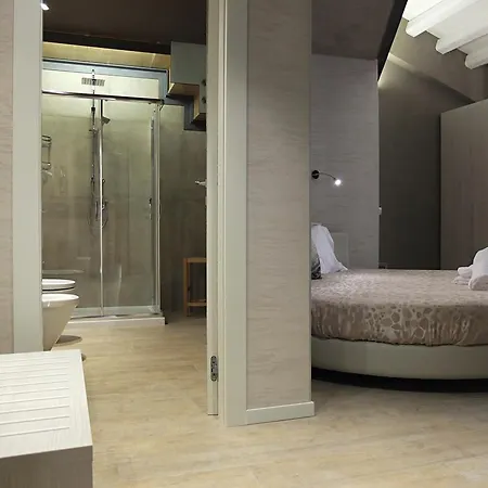 Πανσιόν Notti O' Tunn Luxury In Centro 3*